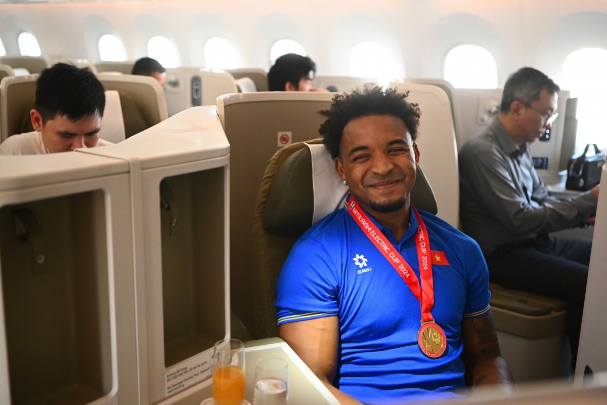 Vietnam Airlines đã đưa "siêu máy bay" Boeing 787 để đón các cầu thủ về nước, ăn mừng chiến thắng trong vòng tay của người hâm mộ.