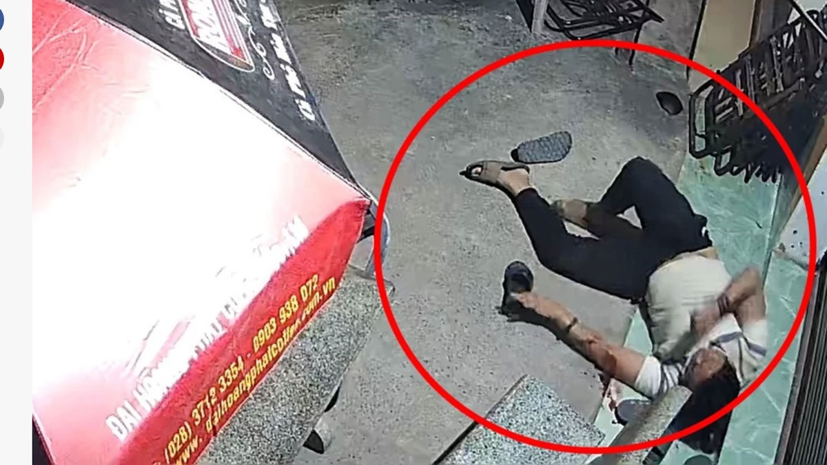 Anh L bị thương nặng nằm trước hiên nhà (Ảnh cắt từ video)