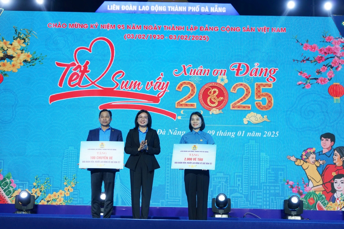 Bà Phan Thị Thùy Linh, Chủ tịch Liên Đoàn Lao động TP Đà Nẵng trao vé tàu, xe tết tặng công nhân lao động thành phố