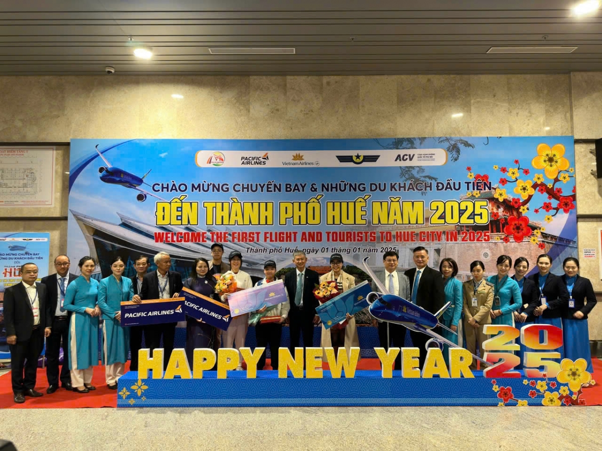 Vietnam Airlines chào đón những hành khách đầu tiên nhân dịp năm mới 2025 tại Cảng HKQT Phú Bài, Thừa Thiên - Huế.