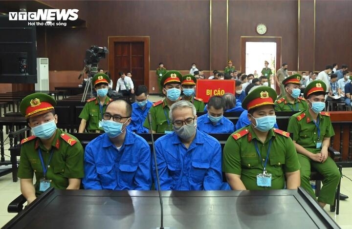 Bị cáo Trần Kỳ Hình (trái) và Đặng Việt Hà tại phiên tòa.