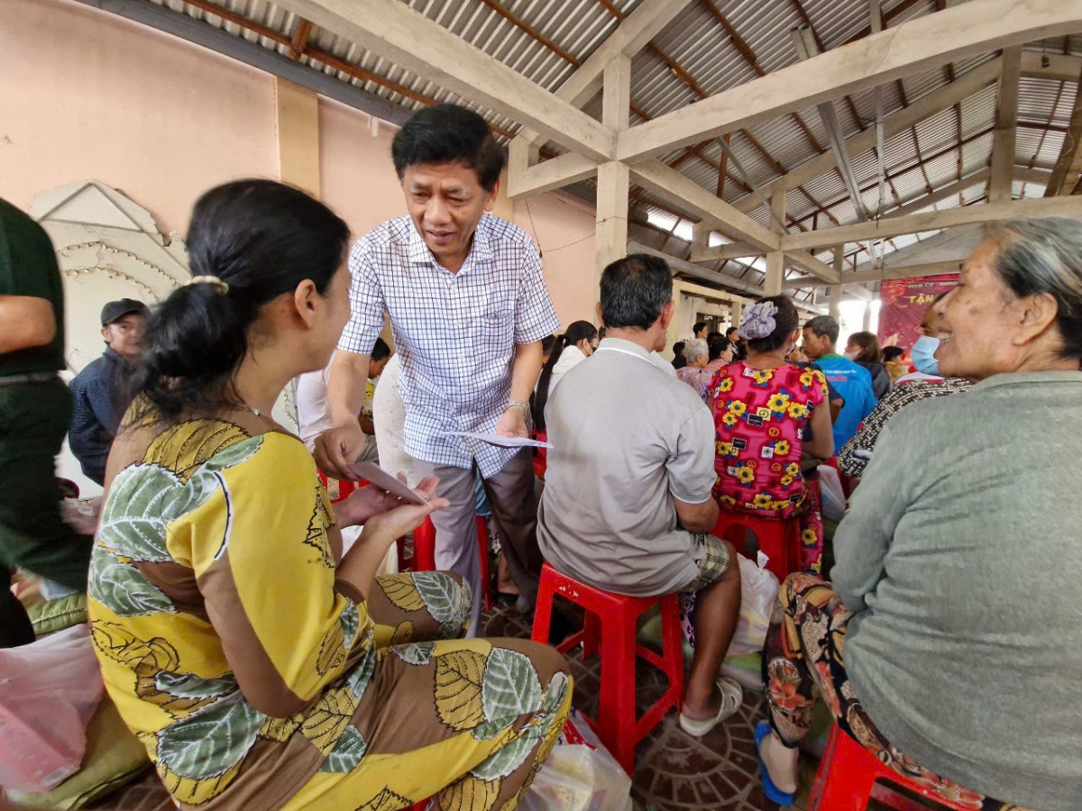Bí thư Tỉnh uỷ Sóc Trăng Lâm Văn Mẫn trao quà tết cho hộ nghèo ở xã Phú Tâm, huyện Châu Thành