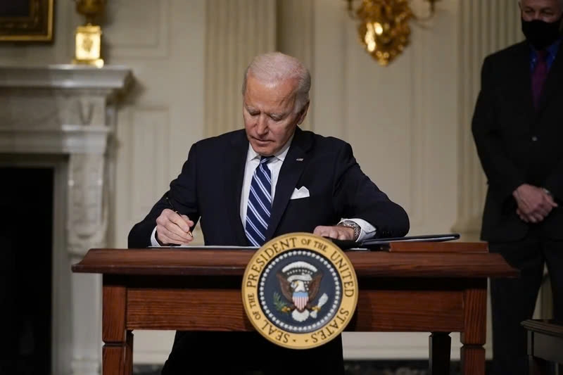 Tổng thống Joe Biden ký sắc lệnh hành pháp về biến đổi khí hậu, tại Nhà trắng ngày. Ảnh AP