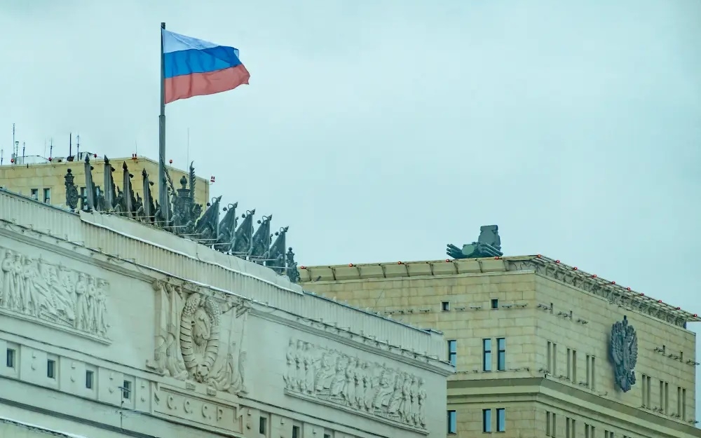 Quốc kỳ Nga và súng phòng không trên nóc trụ sở Bộ Quốc phòng Nga. Ảnh: NurPhoto.