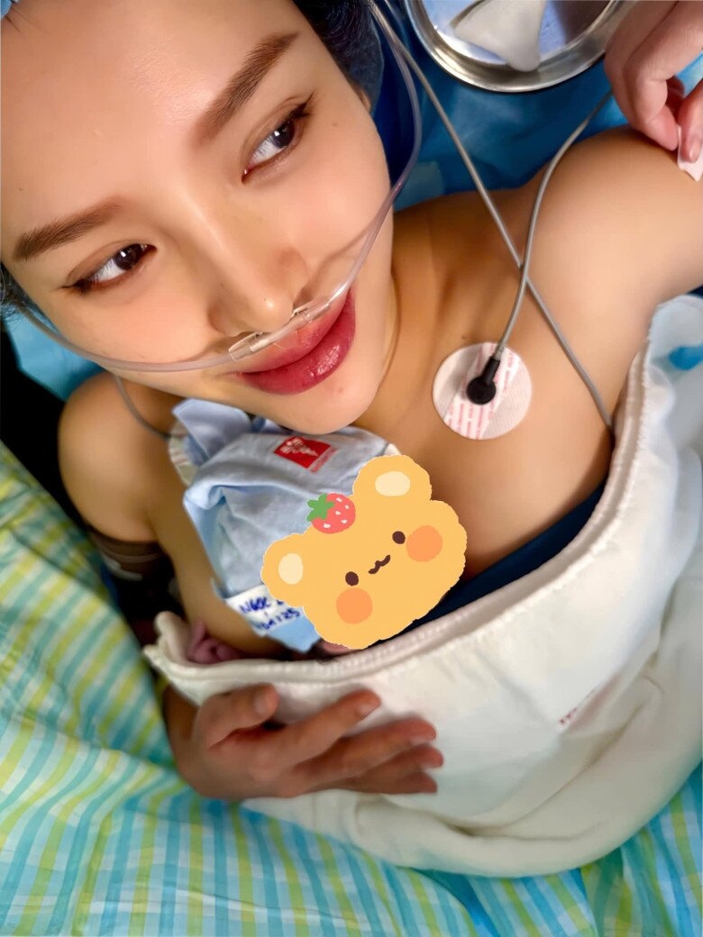 Phương Trinh Jolie sinh con thứ ba là một bé trai nặng 2,2 kg tại một bệnh viện quốc tế ở TP.HCM. Em bé chào đời sớm hơn so với lịch dự sinh của bác sĩ. Hiện tại, nữ ca sĩ và con trai đều khỏe mạnh. Trên trang cá nhân, nữ ca sĩ chia sẻ: “Em Trinh chính thức vượt cạn thành công, mẹ tròn con vuông. Xin cảm ơn lời chúc của tất cả mọi người. Xuân đong đầy – Tết đông vui rồi cả nhà ơi!”. (Nguồn: FBNV)