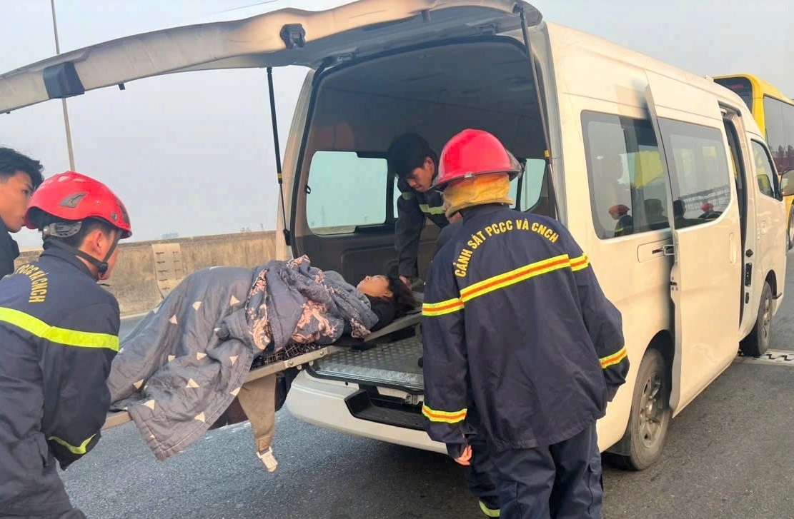 Các nạn nhân được đưa đi cấp cứu tại Bệnh viện Đa khoa tỉnh Ninh Bình