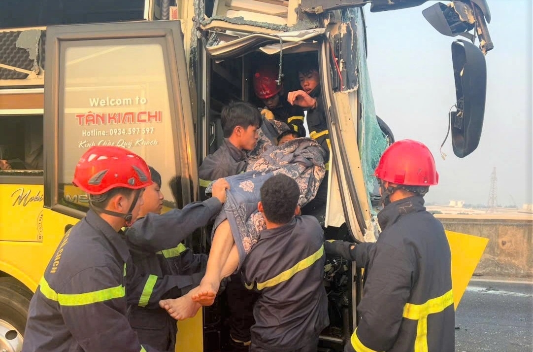 Lực lượng chức năng đưa người mắc kẹt ra ngoài