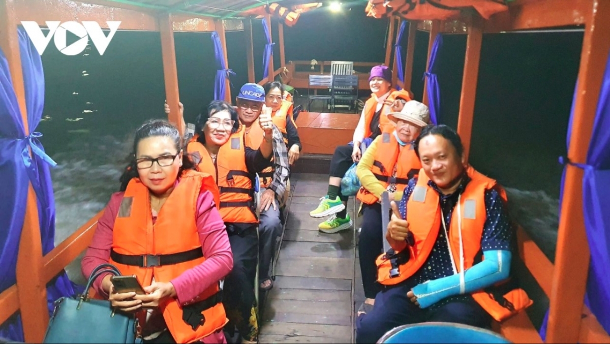 Tourists keen on visiting Cai Rang floating market must depart from Ninh Kieu Wharf, with the six km journey taking approximately 30 minutes.