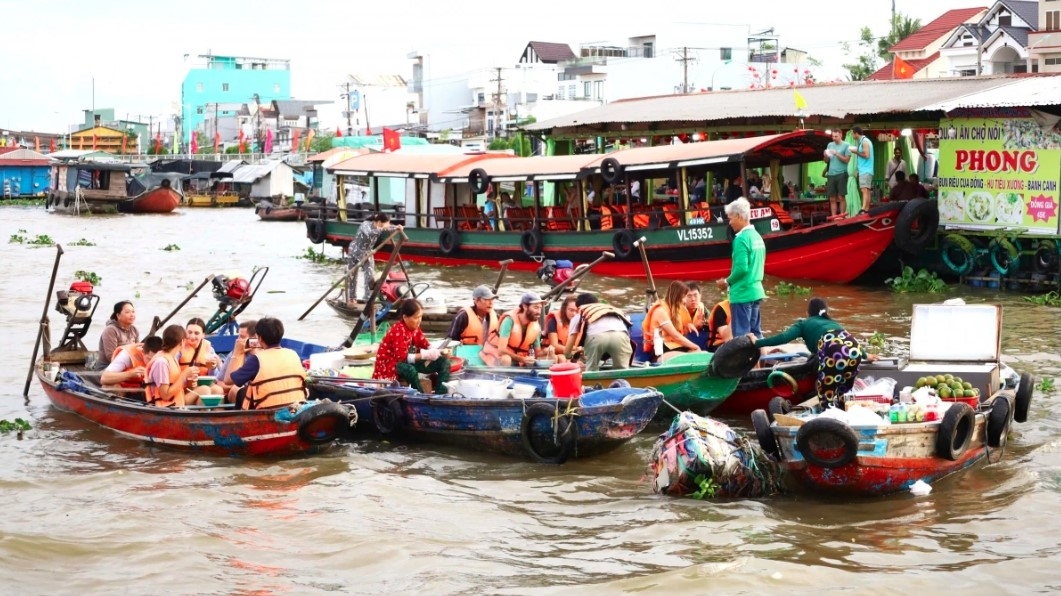 The market was originally founded in the early 20th century in order to meet the buying demands of local residents.