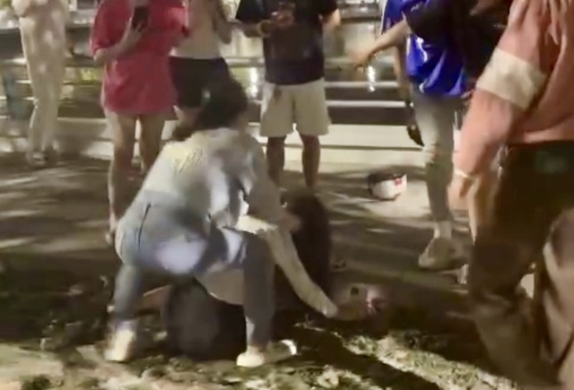 Hình ảnh vụ đánh ghen, được cắt ra từ clip.