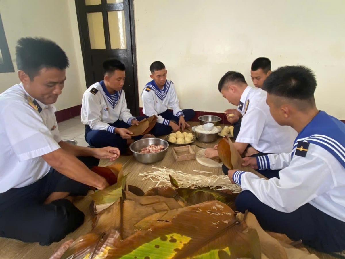 CBCS đảo Đá Đông gói bánh chưng đón Tết.