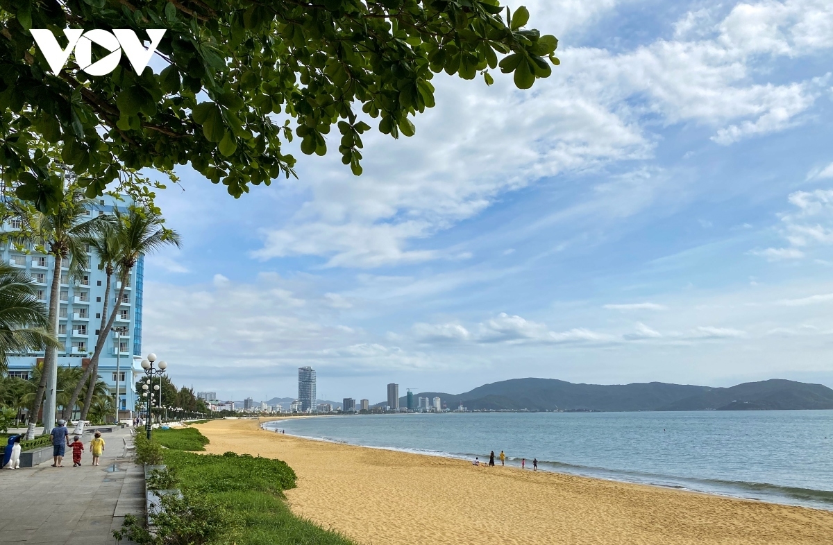 Quy Nhon city in Binh Dinh province is a green paradise boasting a long curved coastline. It is a suitable destination for trips by young people during the festive period, particularly for those who are passionate about backpacking. 