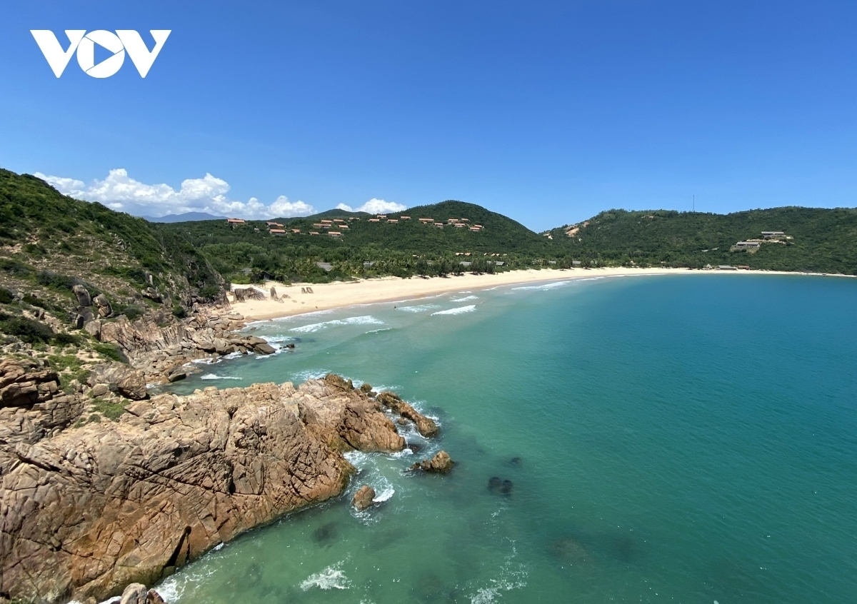 Phu Yen is a favourite tourist destination for Tet as it is the land of yellow flowers on beautiful green grass. Visitors to the locality will be fascinated by pristine beaches with clear blue water, the uniqueness of Ghenh Da Dia or Bai Xep, the rare peacefulness of Bai Mon beach, Mui Dien cape, Mang Lang church, and Dai Lanh lighthouse.