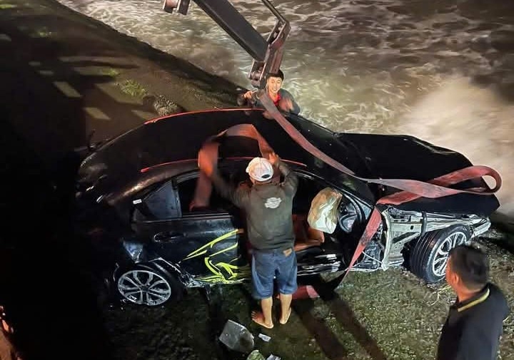 Chiếc xe bị hư hại nhiều bộ phận sau khi lao xuống biển