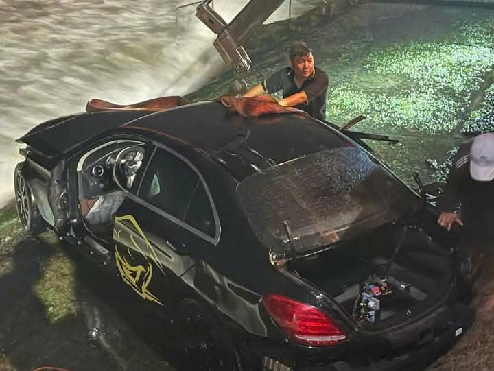 Chiếc xe lao xuống biển, may mắn 5 người trên xe chỉ có 1 người bị thương nhẹ