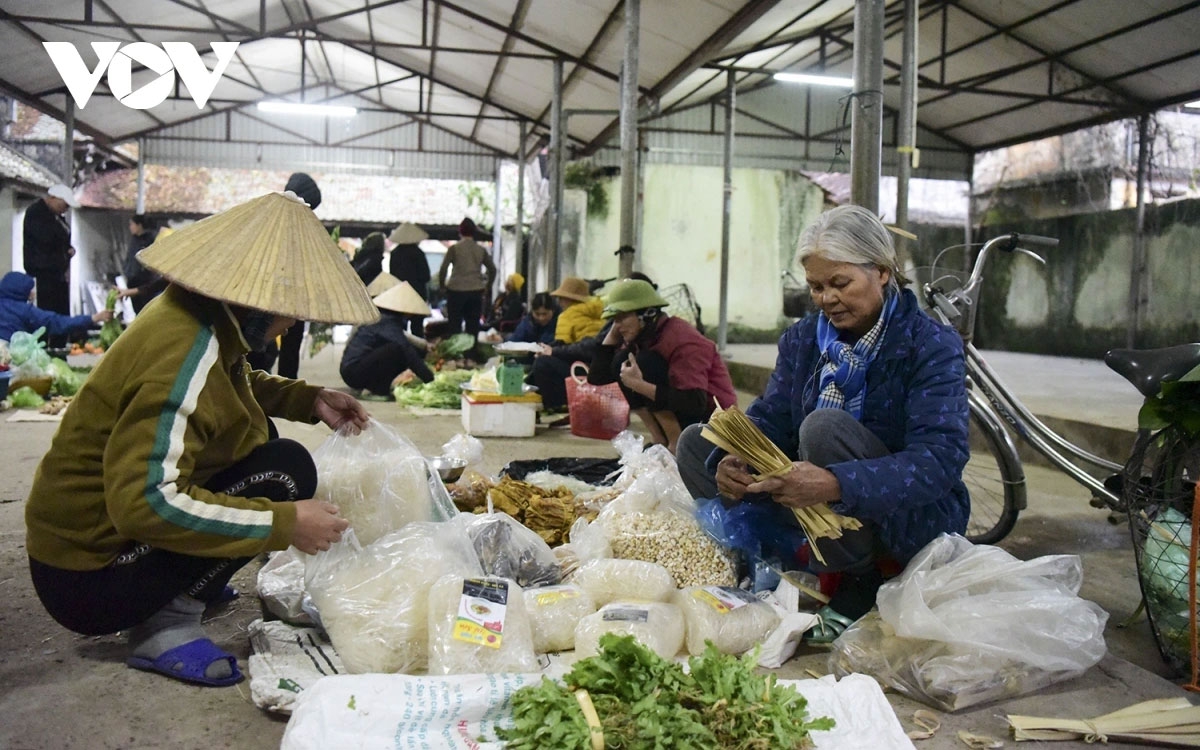 Niềm hạnh phúc của cô là được theo mẹ đi chợ quê sắm Tết (Ảnh minh họa)