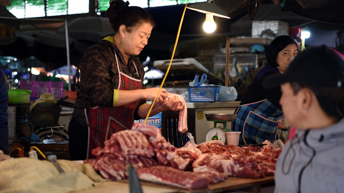 Mặt hàng thịt heo tươi sống cũng ít người mua hơn.