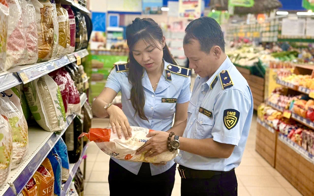 Chợ, siêu thị đều được lực lượng Quản lý thị trường kiểm tra, kiểm soát thường xuyên