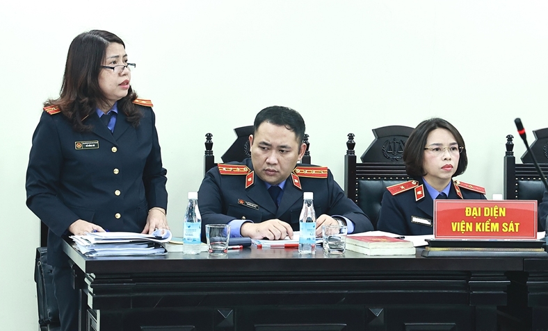 Đại diện Viện kiểm sát nhân dân TP Hà Nội trình bày quan điểm tại phiên toà