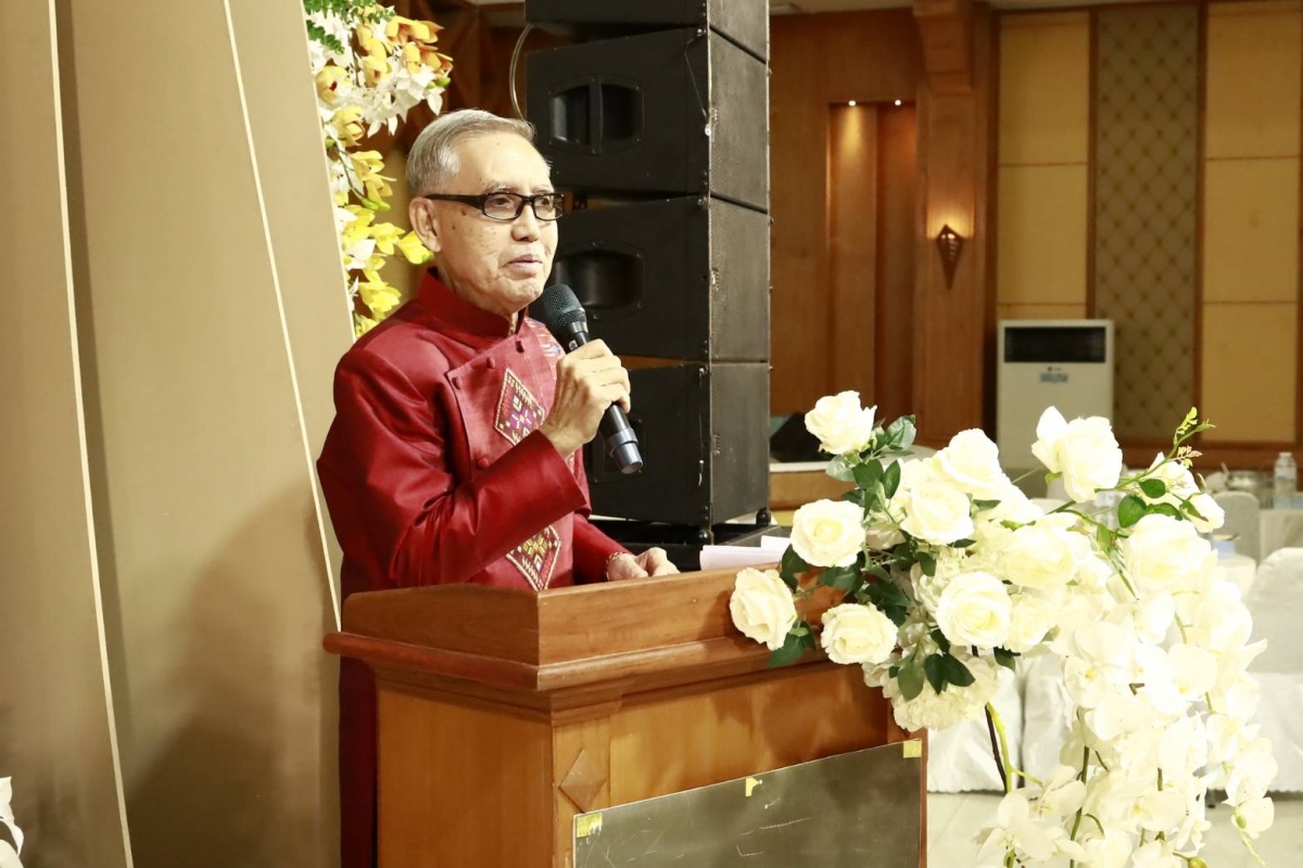 Chủ tịch Hội Thái-Việt Nongkhai Đinh Khắc Cử phát biểu tại buổi giao lưu.