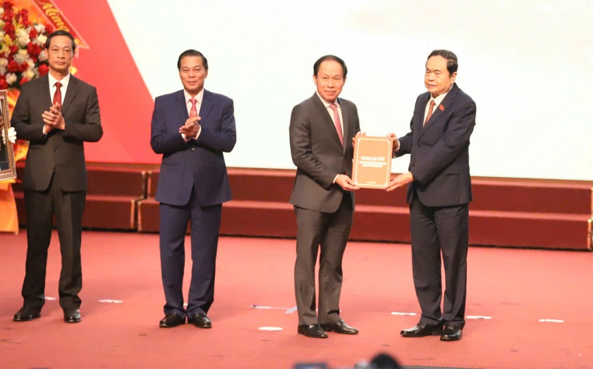 chu_tich_quoc_hoi_trao_quyet_dinh_cho_tp_hai_phong_20241231182830.jpg