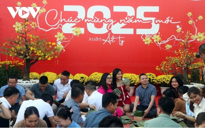  The much-anticipated Chung cake wrapping event in Cambodia 