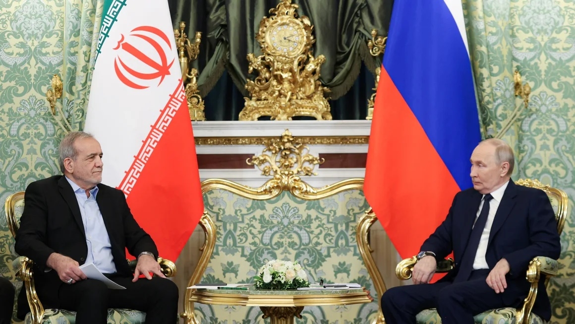 Tổng thống Nga Putin (phải) và người đồng cấp Iran Pezeshkian tại Moscow hôm 17/1. Ảnh: Văn phòng tổng thống Iran.