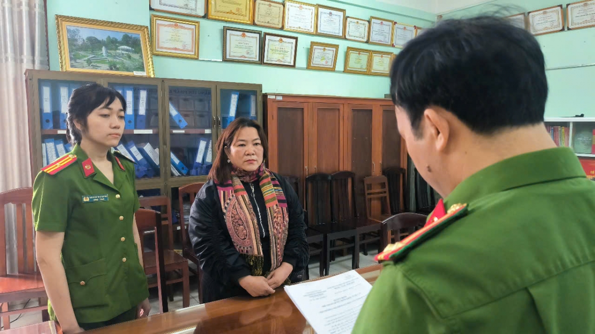 Cơ quan Cảnh sát điều tra Công an tỉnh Bình Định công bố các quyết định khởi tố vụ án, khởi tố bị can đối với bà Võ Thị Tuyết Vân (Ảnh: Quốc Hùng).