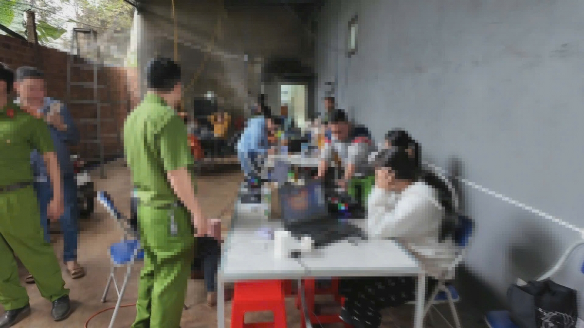 Công an làm việc với nhiều đối tượng liên quan.