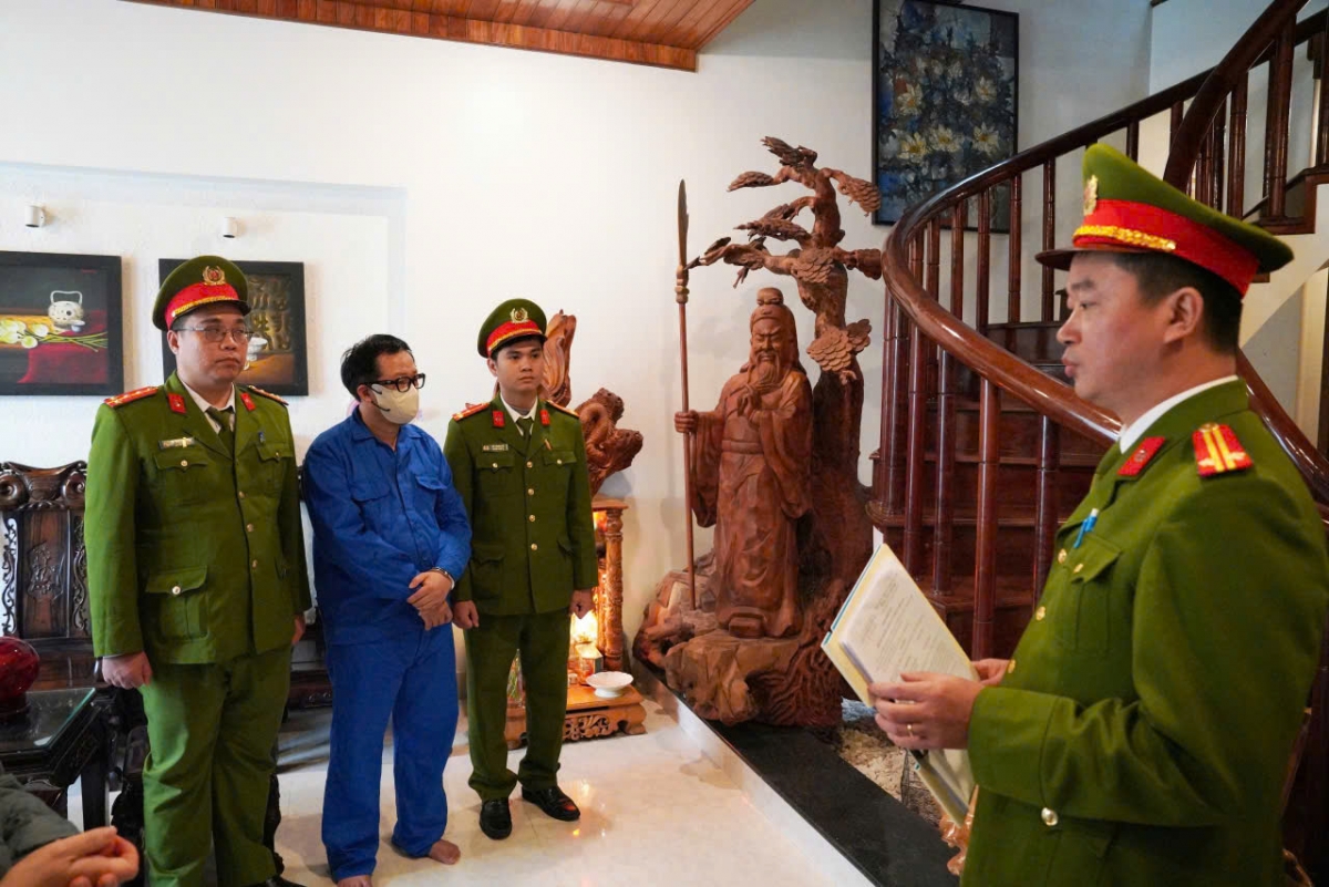 Công an thành phố Huế đã ra quyết định khởi tố bị can, bắt tạm giam và khám xét nơi làm việc đối với ông Lê Anh Phương