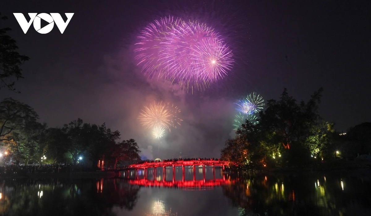 Trước đó Tết Dương lịch, TP Hà Nội tổ chức bắn pháo hoa 5 điểm (6 trận địa) tại các quận Hoàn Kiếm, Hà Đông, Nam Từ Liêm, thị xã Sơn Tây và huyện Đông Anh.