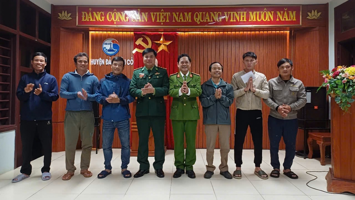 Khen thưởng hai ngư dân và thành viên tổ tự quản ANTT đảo Cồn Cỏ, tỉnh Quảng Trị