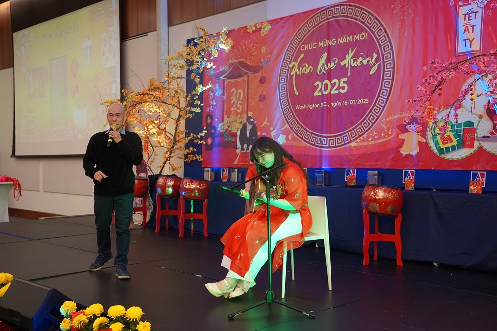 Tiết mục trống hội của các phu nhân Đại sứ quán và các cơ quan đại diện Việt Nam tại Hoa Kỳ