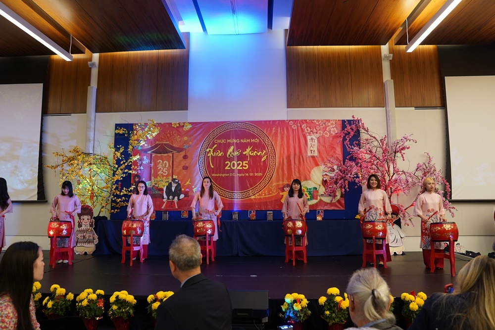 Tiết mục biểu diễn văn nghệ đan xen giữa các nghệ sỹ chuyên nghiệp và không chuyên