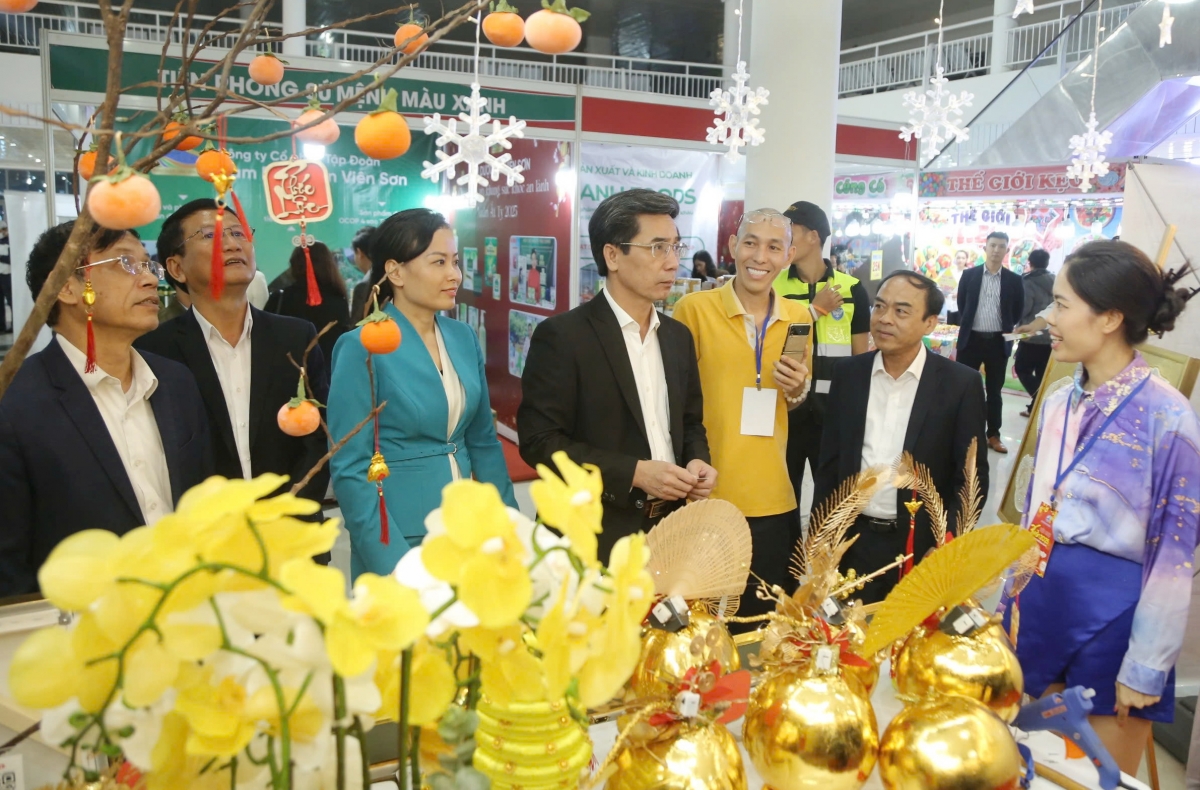 Đại biểu tham quan gian hàng trưng bày tại Hội chợ Xuân