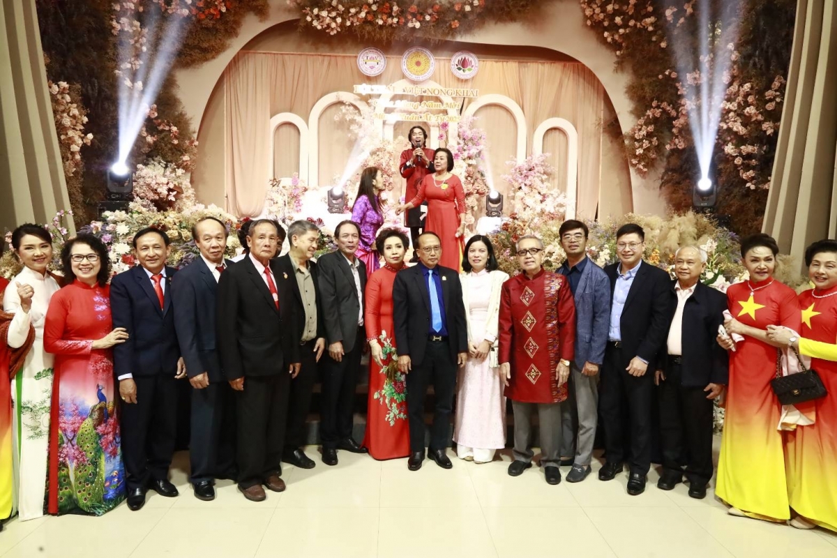 Đại diện Tổng Lãnh sự quán, Tổng hội và Ban Phụ nữ kiều bào toàn Thái chụp ảnh chung vui cùng kiều bào.