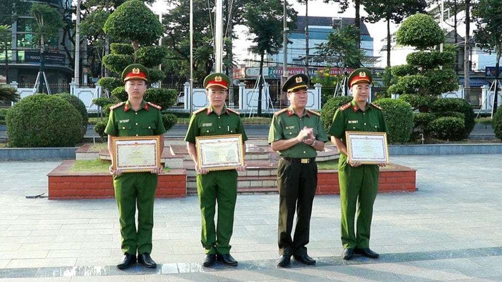 Đại tá Bùi Xuân Thắng, Giám đốc Công an tỉnh trao Bằng khen của Bộ trưởng Bộ Công an cho các tập thể, cá nhân (ảnh: CA)