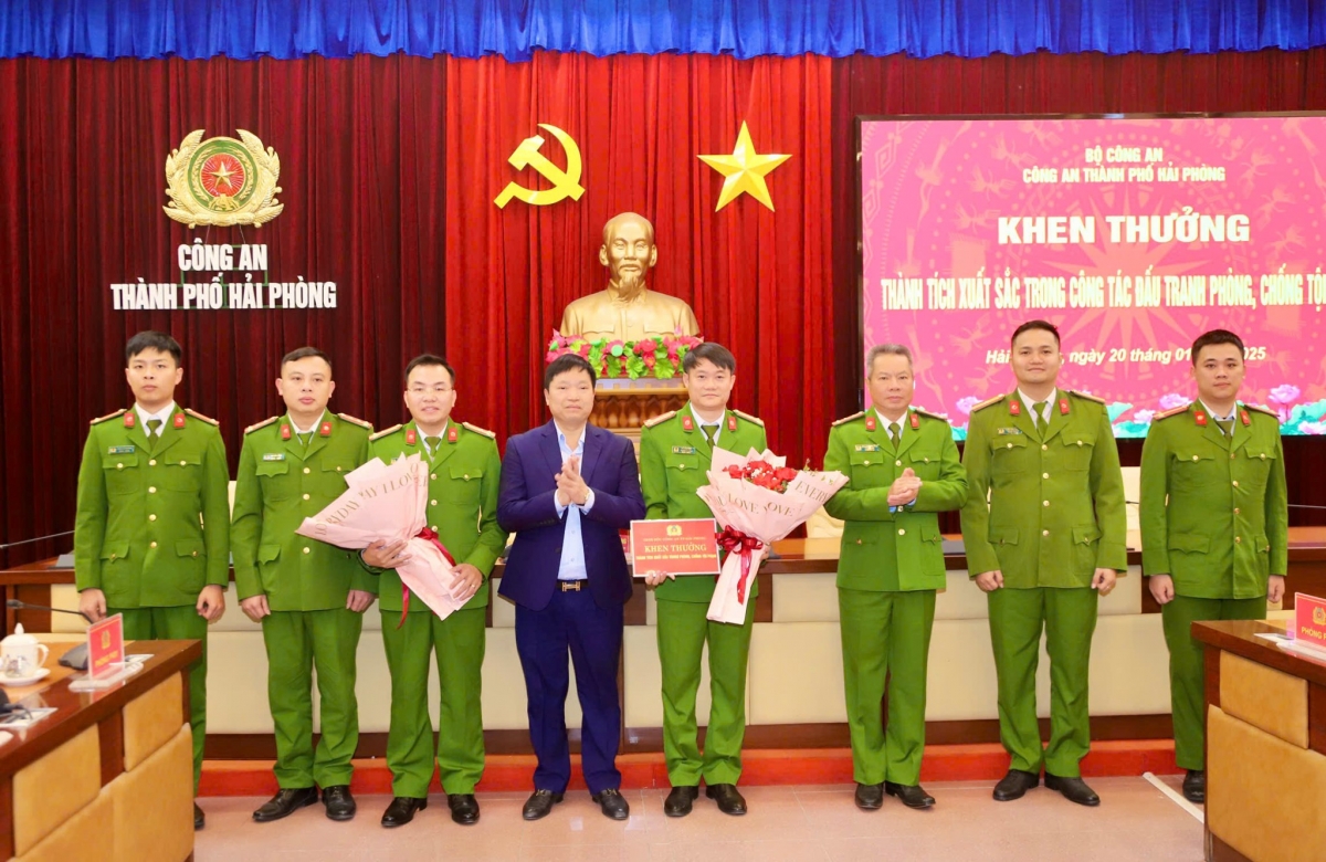 Đại tá Lê Nguyên Trường, Phó Giám đốc Công an TP Hải Phòng và ông Trần Văn Phương, Bí thư huyện ủy Cát Hải khen thưởng Công an huyện Cát Hải. 