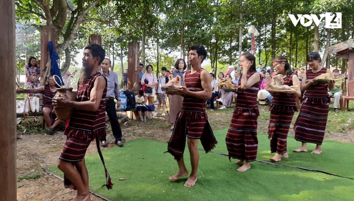 Đồng bào Chơ Ro (Đồng Nai) chuẩn bị dâng lễ cúng Thần Lúa trong lễ Sayangva