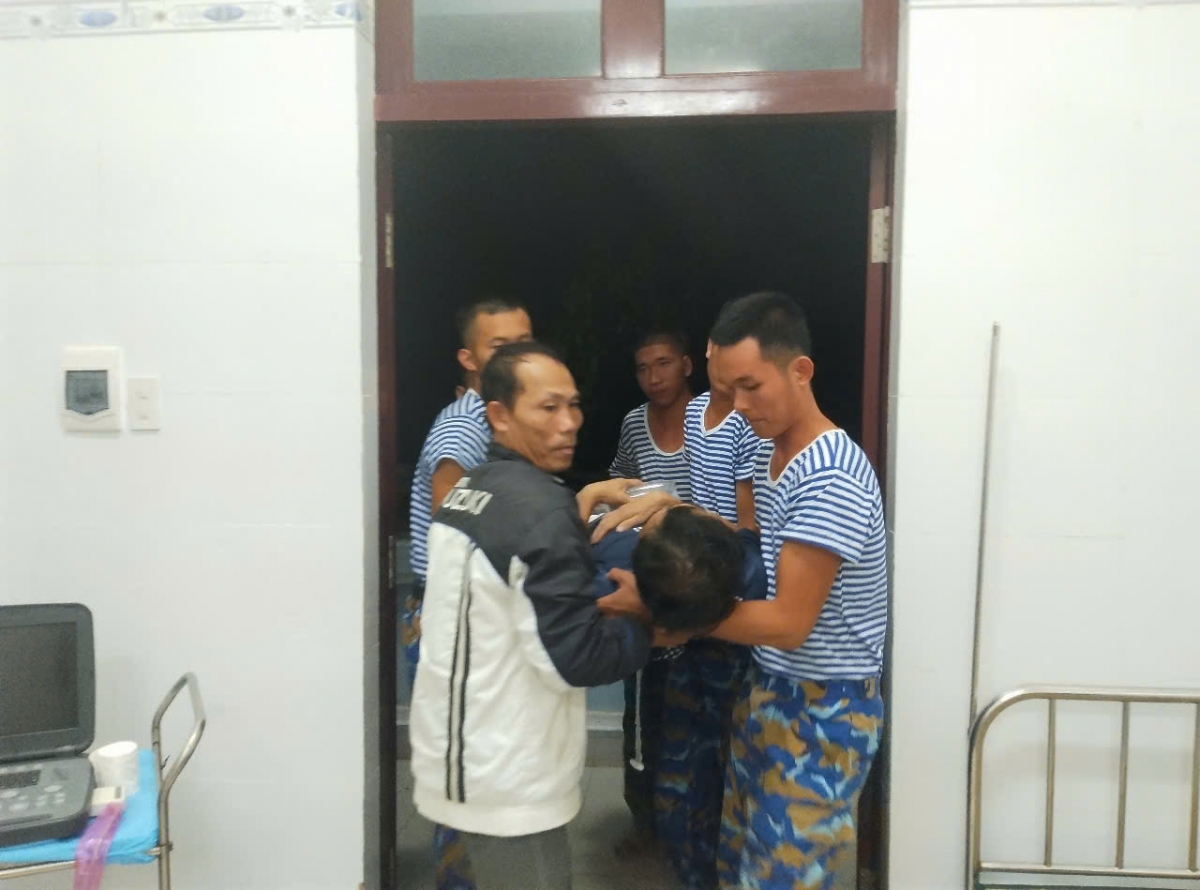 Đưa ngư dân vào bệnh xá đảo Sinh Tồn, Trường Sa, Khánh Hoà