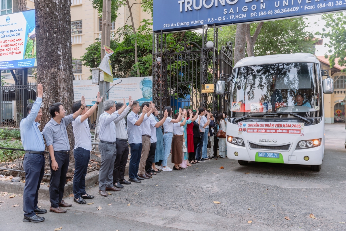 Chuyến xe đoàn viên lăn bánh sáng nay tại Đại học Sài Gòn (Ảnh: ĐHSG)