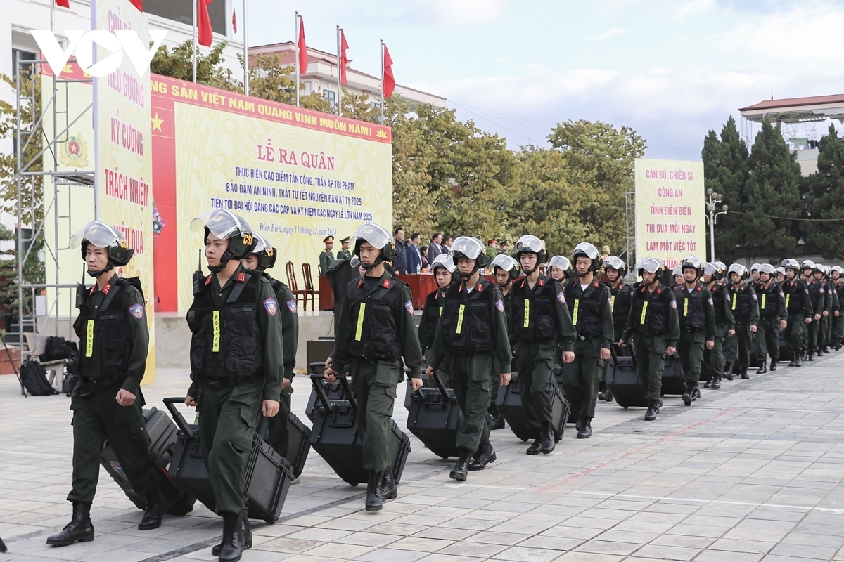 Hàng trăm cán bộ chiến sĩ Công an tỉnh Điện Biên được tăng cường xuống cơ sở trấn áp các loại tội phạm dịp cao điểm cuối năm.