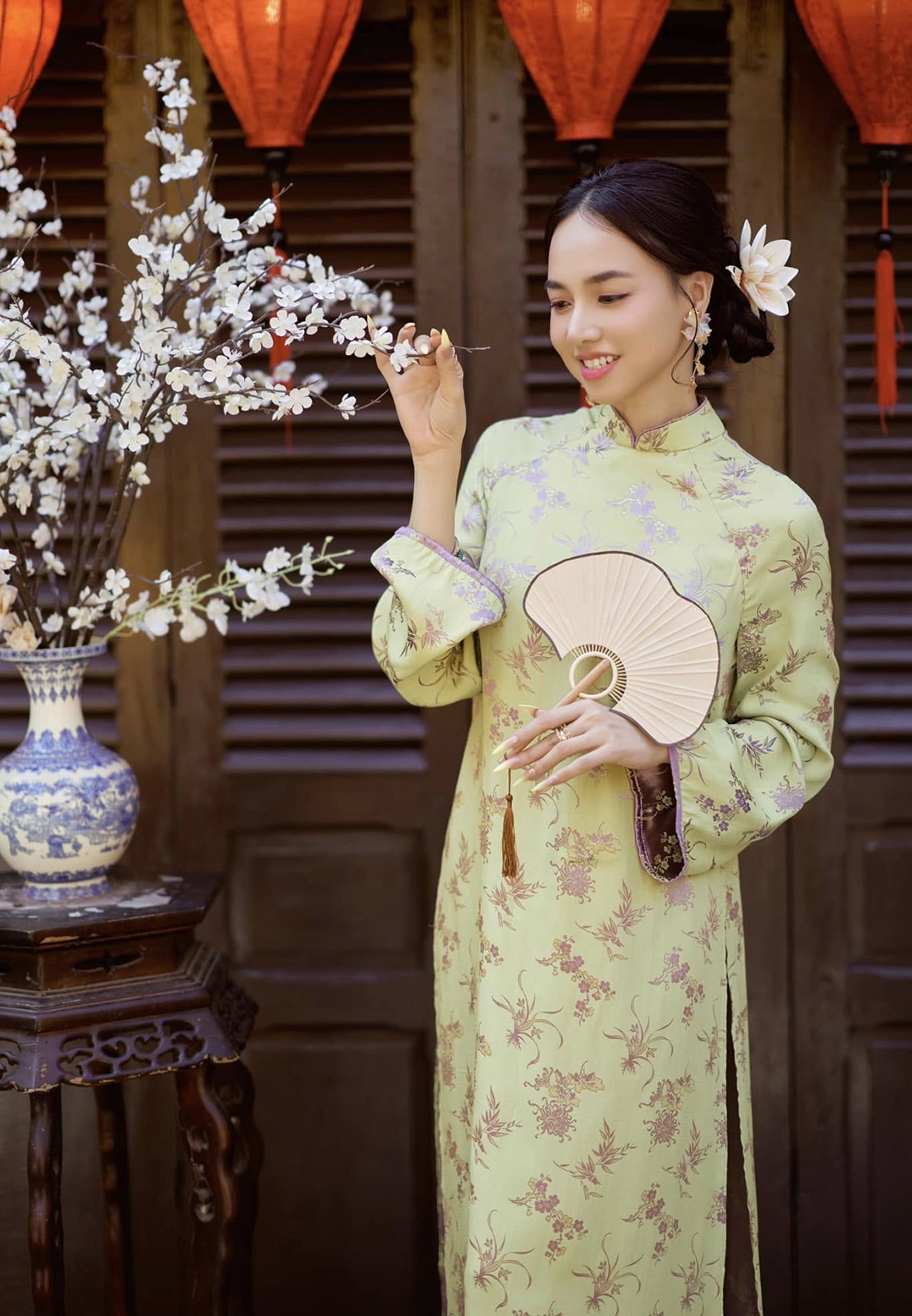 Đinh Ngọc Diệp diện áo dài tạo dáng điệu đà chụp ảnh Tết. (Nguồn: FBNV)
