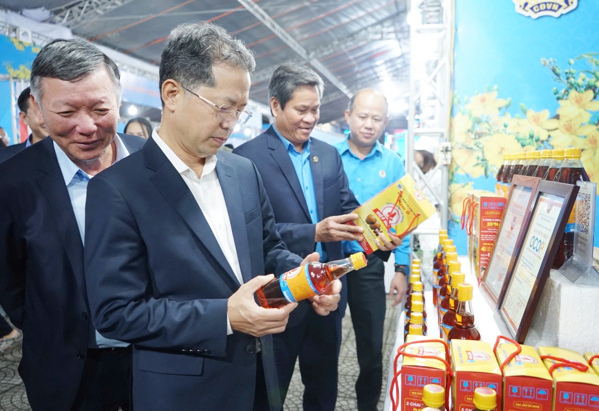 Lãnh đạo thành phố Đà Nẵng tham quan gian hàng tại chợ Tết Công đoàn năm 2025