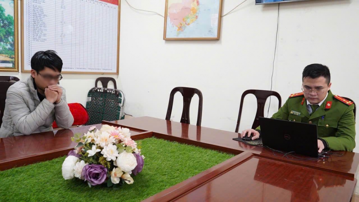 Đối tượng Vũ Tiến Hoàng tại cơ quan công an. Ảnh: Công an Bắc Kạn
