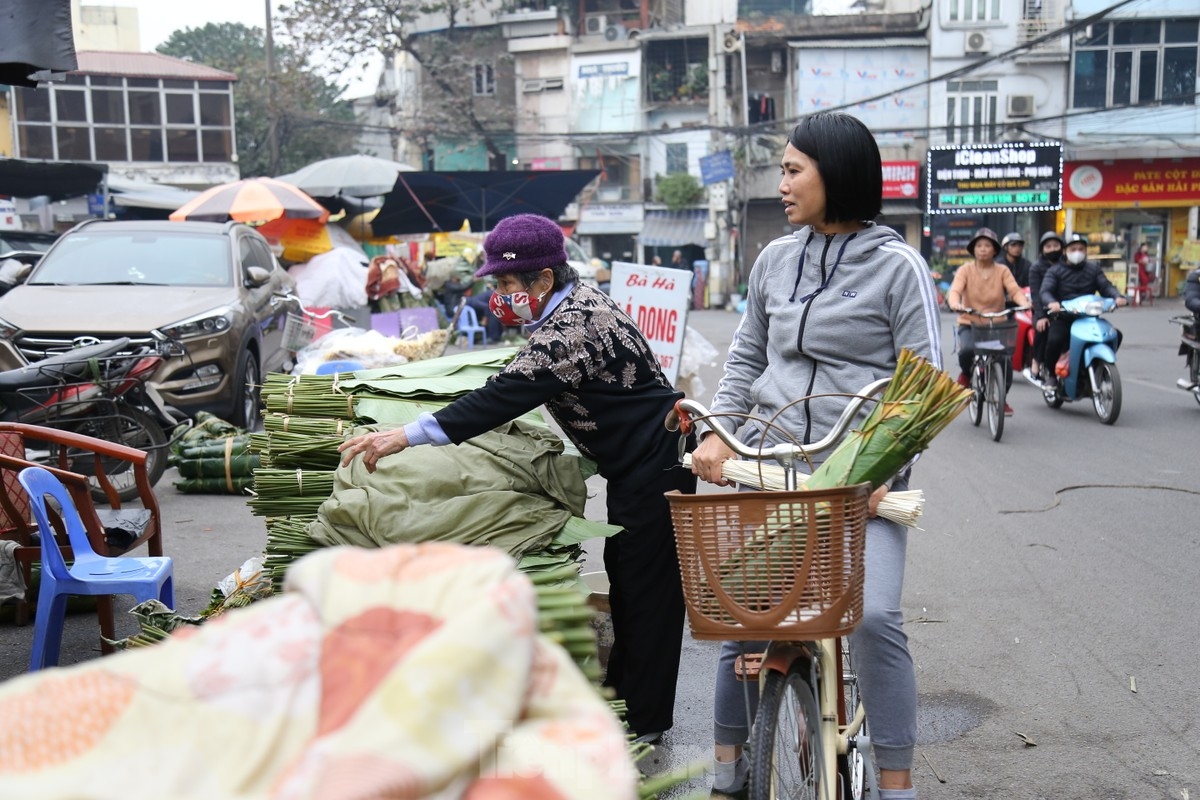 Traders are also able to sell thousands of Dong leaves and bamboo strings every day as they are the main items used to wrap Chung cake, a traditional cake consumed by Vietnamese people as part of the festive occasion.
