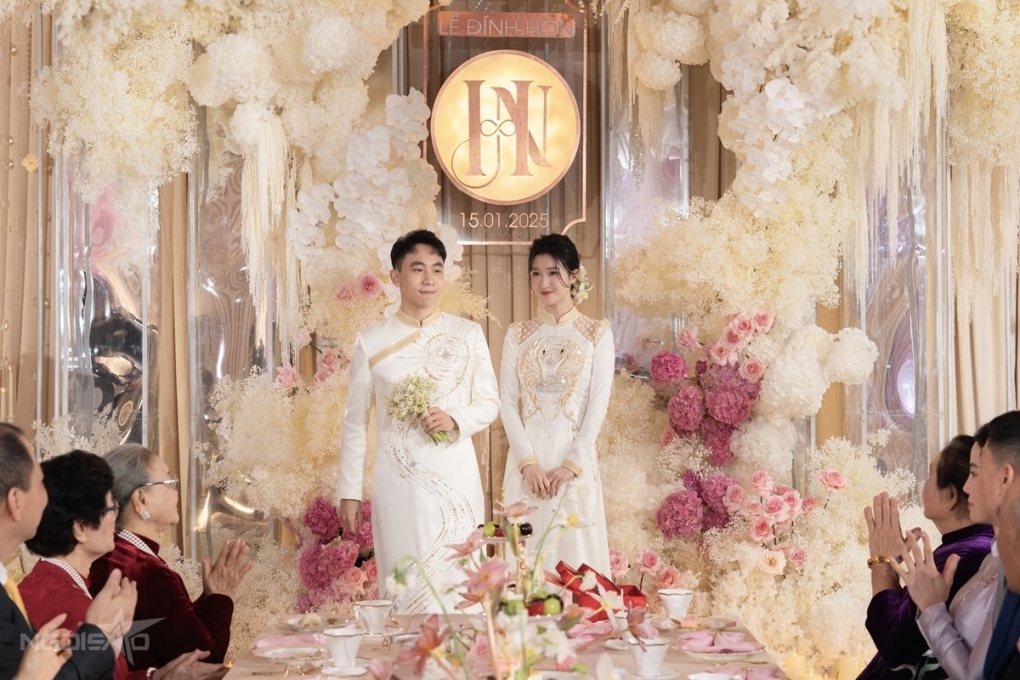 Sao Việt 16/1: Nguồn tin thân cận á hậu Phương Nhi cho biết cô và doanh nhân Phạm Nhật Minh Hoàng dự định tổ chức đám cưới năm sau. Sáng 15/1, chú rể Phạm Nhật Minh Hoàng và đoàn nhà trai mang nhiều sính lễ đi hỏi cưới Phương Nhi trong sự bảo vệ nghiêm ngặt của dàn vệ sĩ.