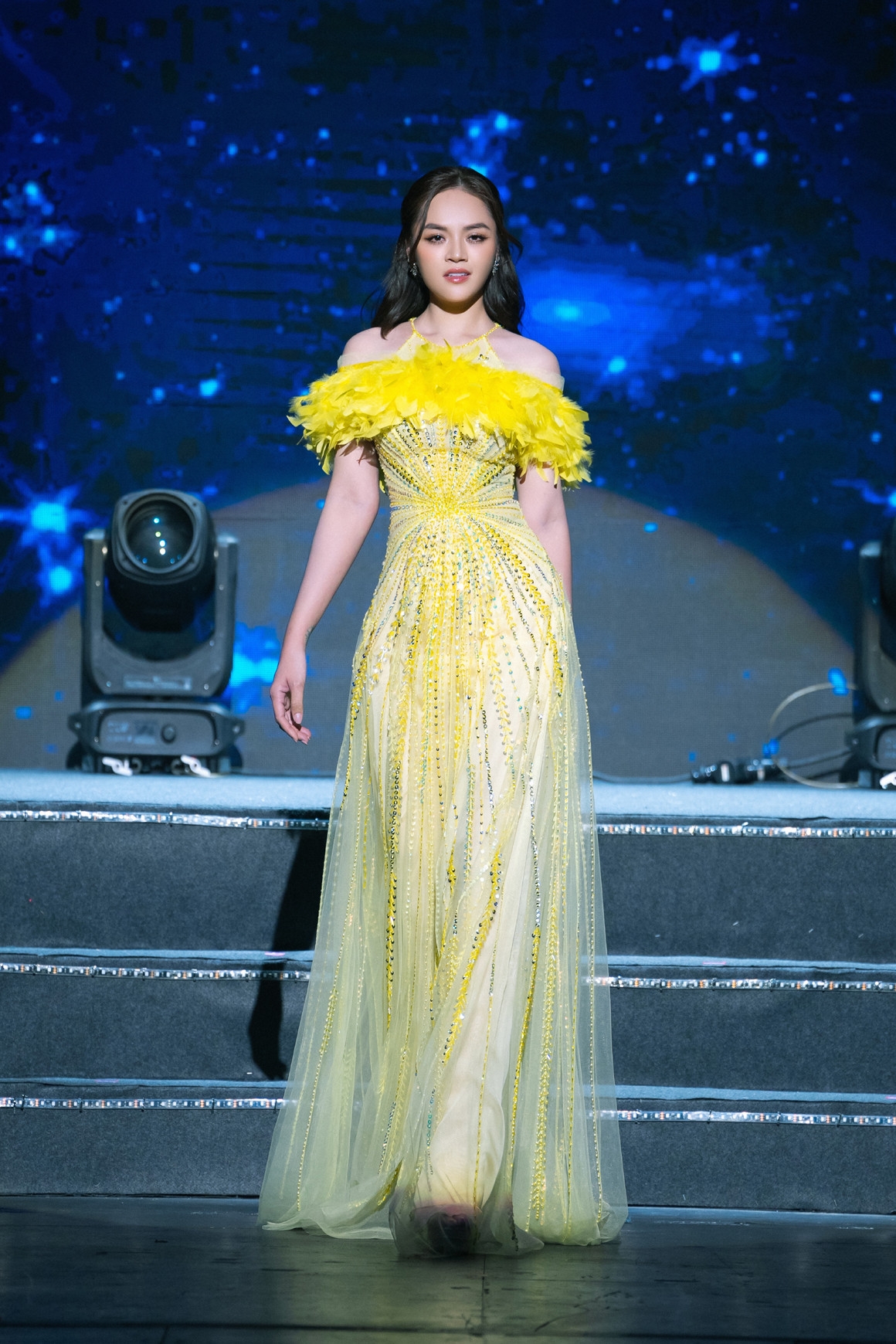 Thu Quỳnh bất ngờ tái xuất ở vai trò người mẫu. Đây là lần đầu tiên nữ diễn viên trở lại sàn catwalk từ sau khi sinh con gái cách đây 8 tháng.