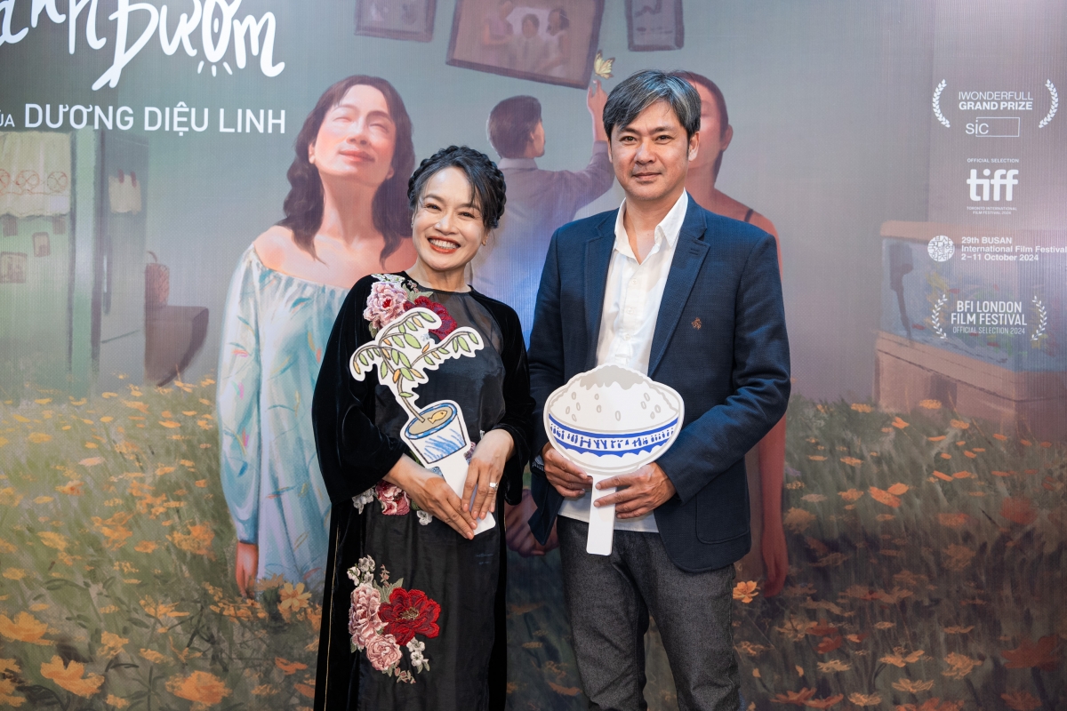 Lê Vũ Long (phải) đóng cùng Tú Oanh trong "Mưa trên cánh bướm"