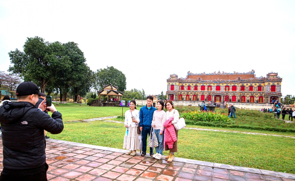 Du khách check-in trong Hoàng Thành Huế ngày Mồng 1 Tết